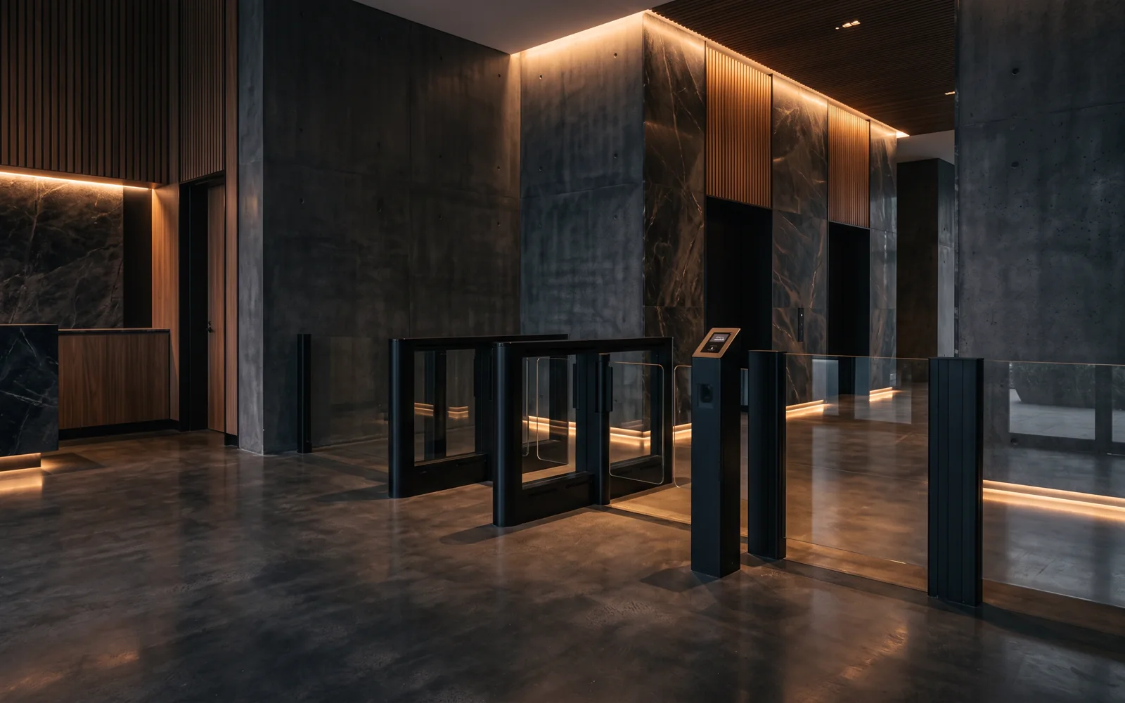 Vestíbulo de acceso peatonal controlado con diseño de cristal y bronce cepillado