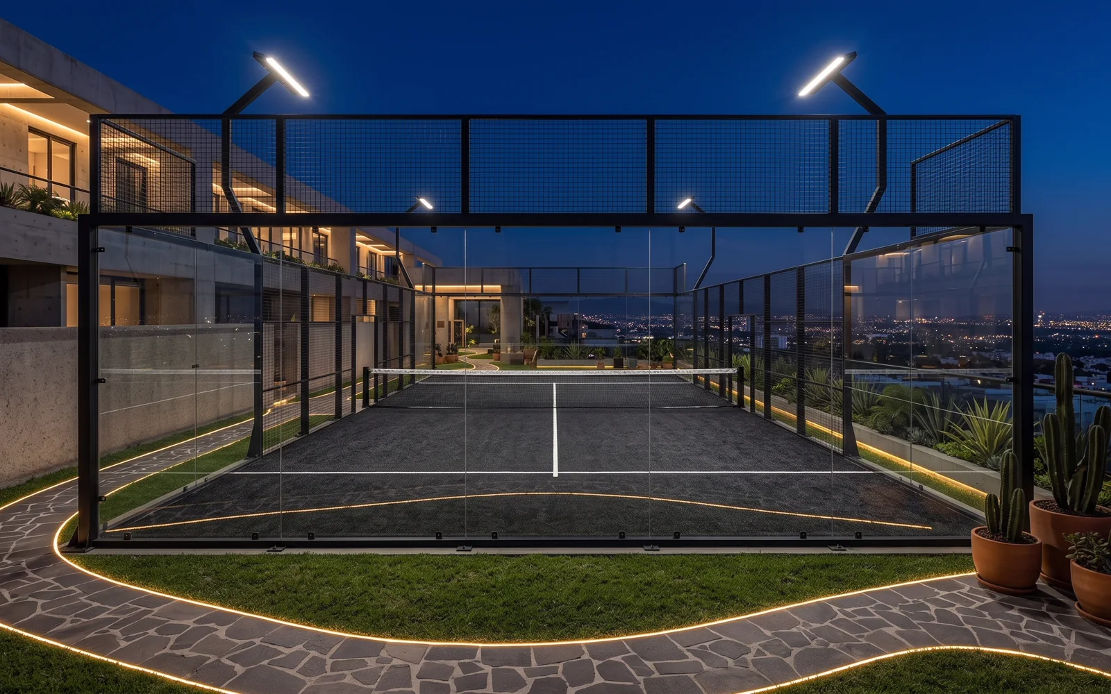 Cancha de pádel reglamentaria con muros de cristal templado y pasto sintético azul