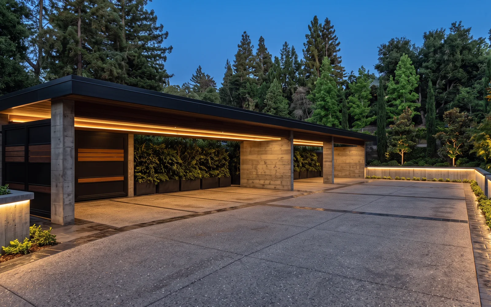 Estacionamiento cubierto con pérgola arquitectónica y piso de concreto pulido