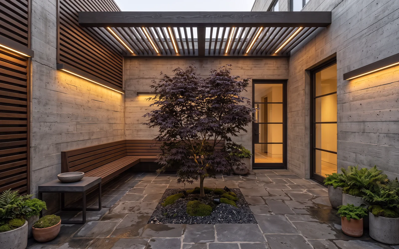 Patio interior con árbol escultórico central, espejo de agua y acabados de cantera