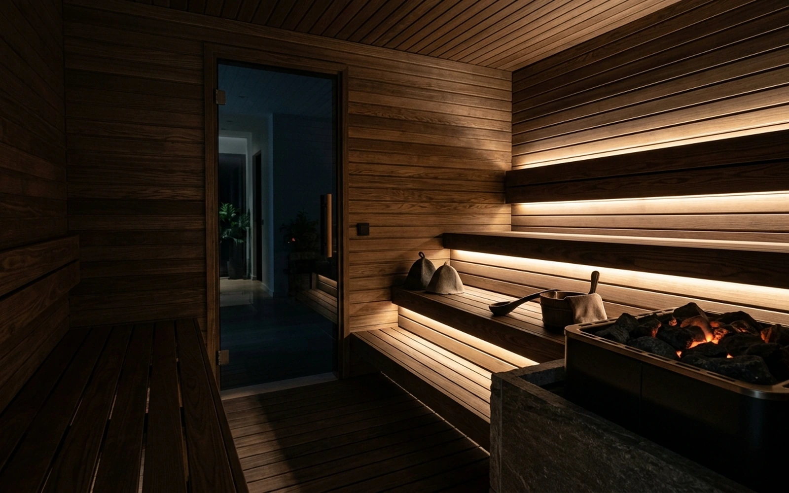 Sauna finlandés con acabados en madera de cedro e iluminación lineal cálida