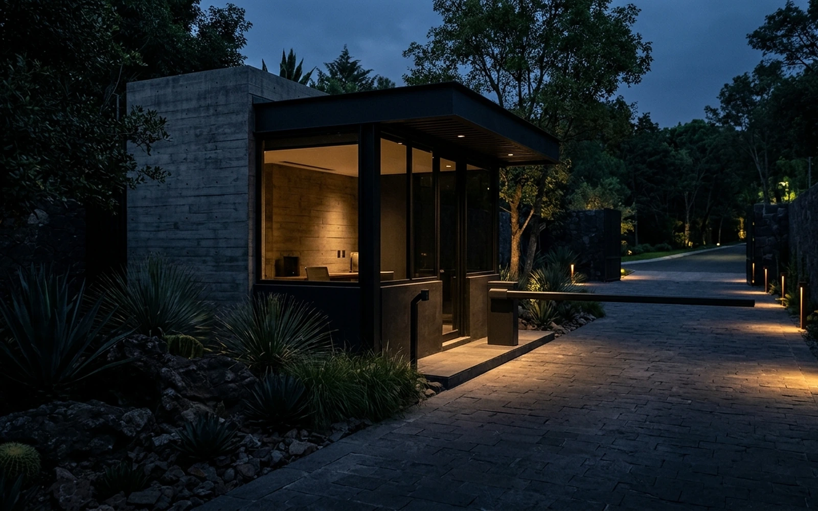 Acceso principal con caseta de seguridad contemporánea e iluminación nocturna sutil