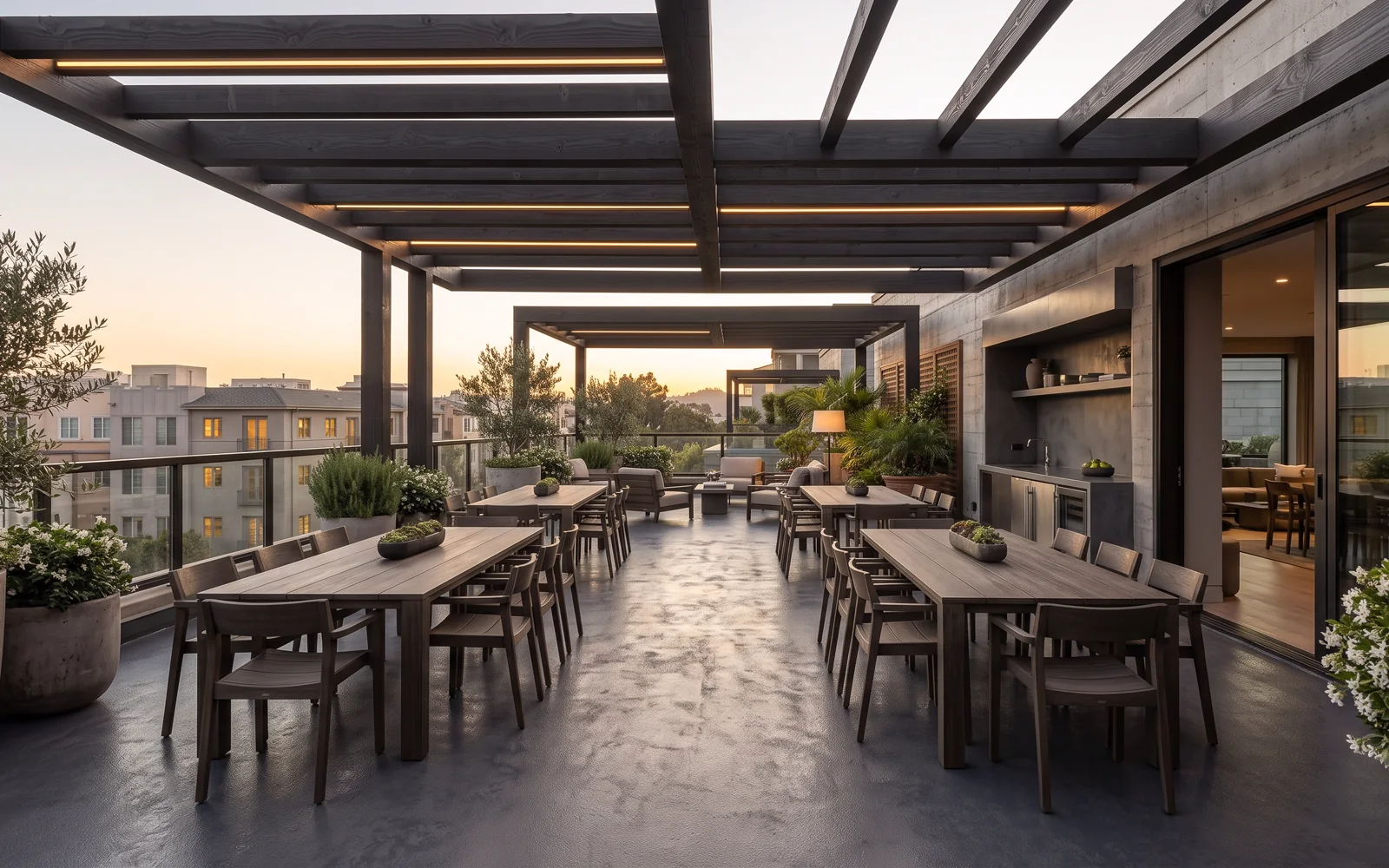 Terraza de usos múltiples techada con comedor exterior y barra de servicio
