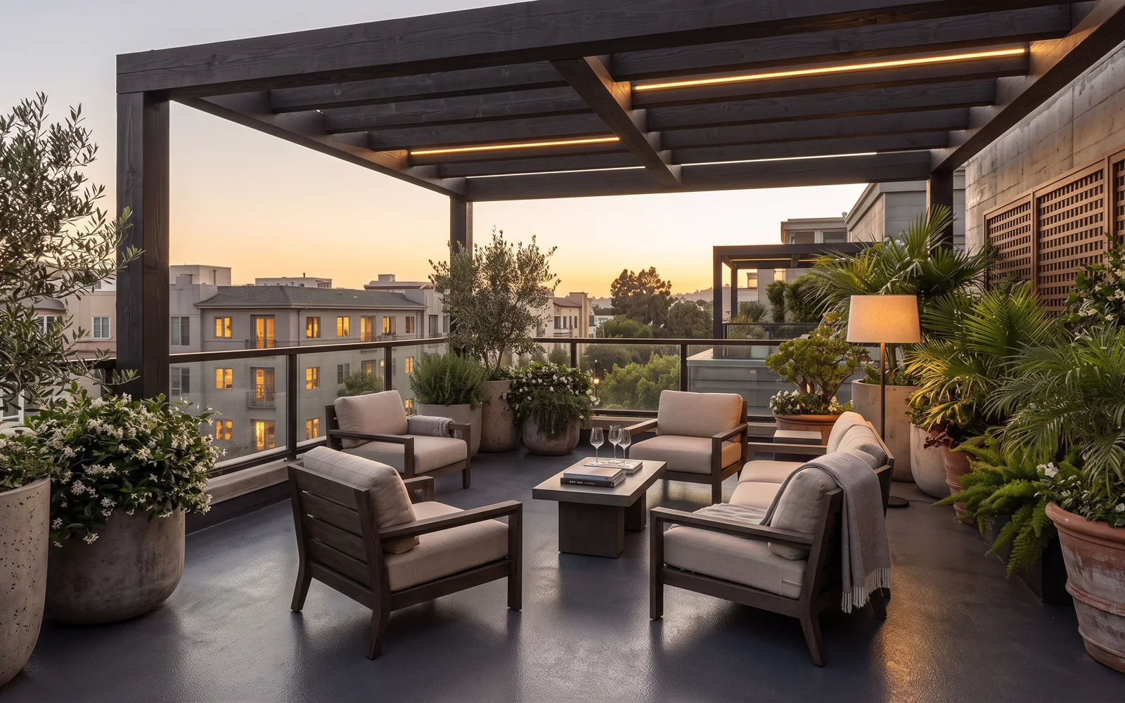Terraza exterior con sala lounge contemporánea y vista panorámica al atardecer