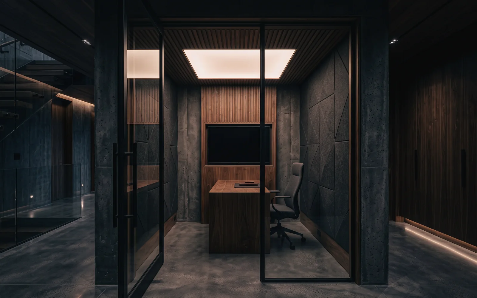 Cabina privada para videollamadas con escritorio, pantalla y silla ejecutiva