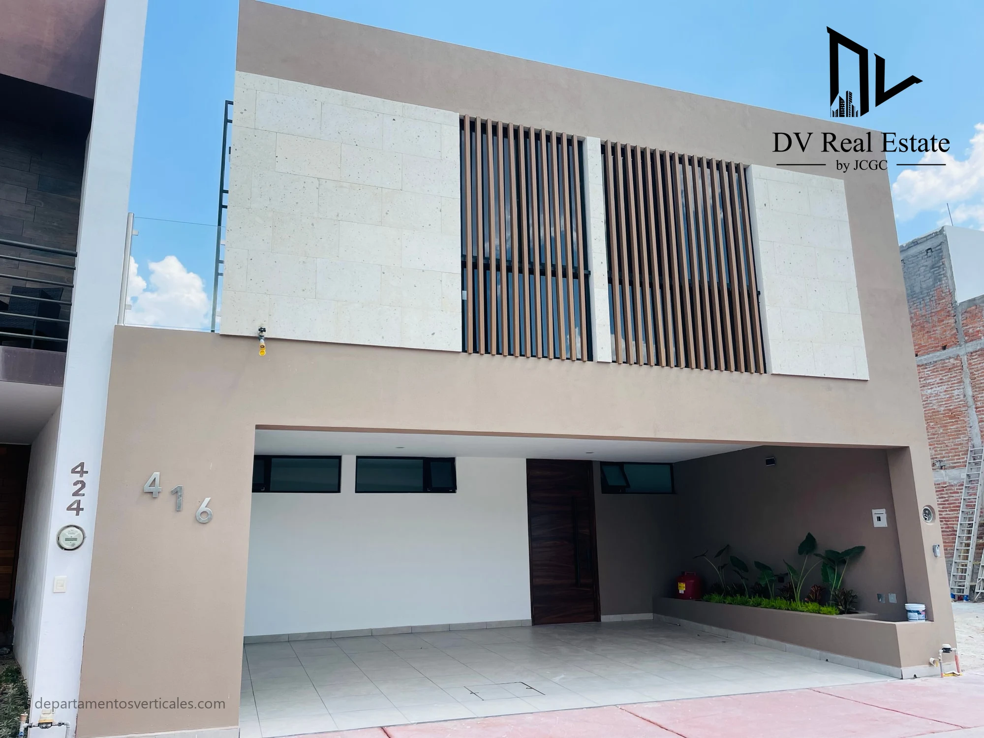 Casa nueva en Residencial Lombardía con terraza PB